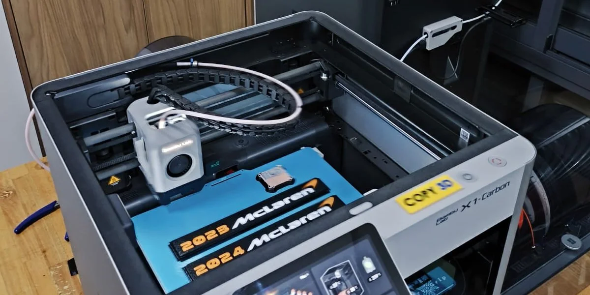 Impressora 3D Bambu Lab X1-Carbon da Copy 3D imprimindo peças de alta precisão